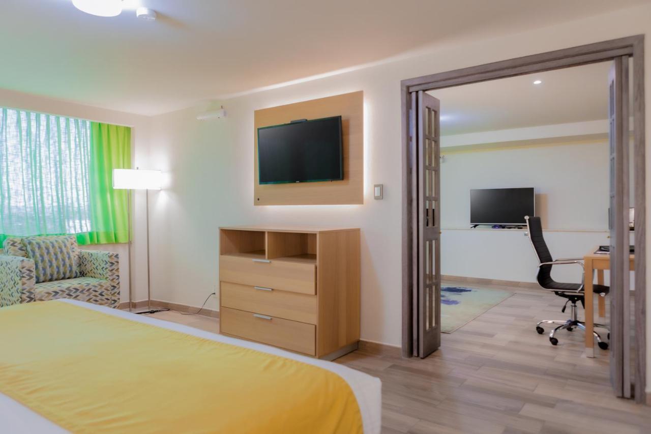 La Joya Pachuca Hotel Kültér fotó A suite at the Holiday Inn Express in San Francisco